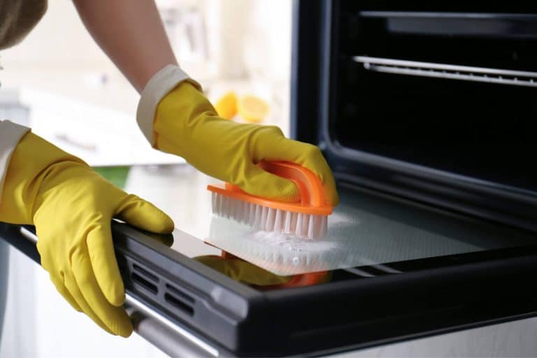 Posypte sklo rúry týmto práškom. Tuk zmizne bez trenia.