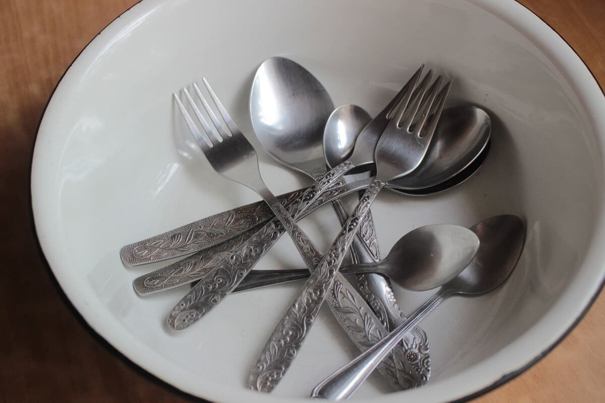 Skôr ako siahnete po chemických prostriedkoch, vyskúšajte tento 100 % prírodný rýchly prostriedok, ktorý zachráni vaše striebro za 5 minút.