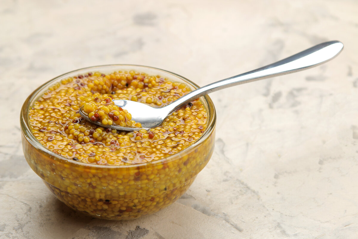 Hodí sa nielen k párkom a sendvičom. Mnoho ľudí si myslí, že pomáha schudnúť, ale ako to vlastne je?