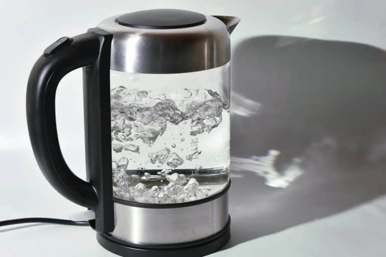 Rozdeľte na polovicu a pridajte ocot. O minútu bude kanvica čistá.