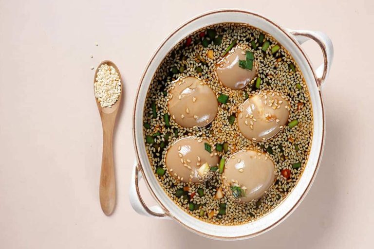 Varené vajcia odložím nabok. Na Veľkú noc budú ešte lepšie ako plnené.