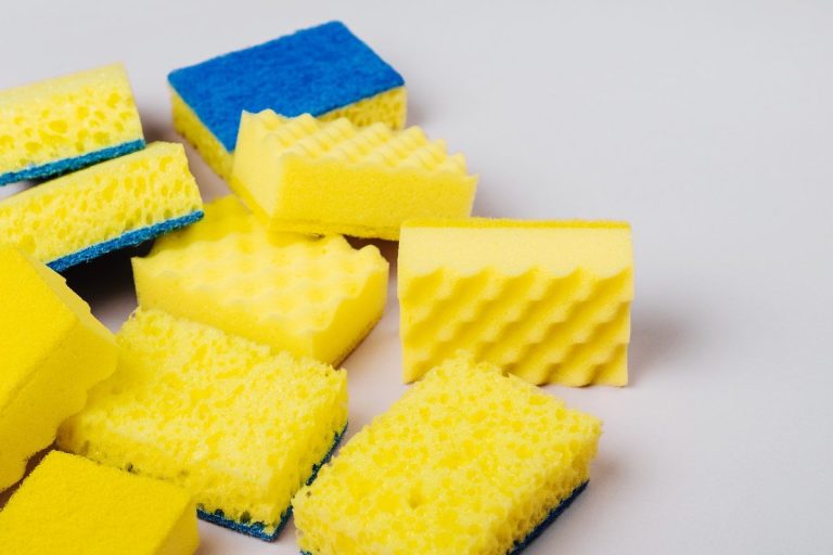 Ako vyčistiť a dezinfikovať špongiu na riad, najšpinavší predmet vo vašej kuchyni