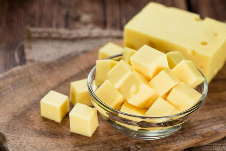 Slováci konzumujú syr každý deň. Väčšina z nich si neuvedomuje, aký vplyv má na organizmus.