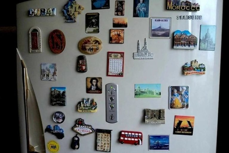 Lepenie magnetov na dvierka chladničky je samozrejme fajn, ale odborníci tvrdia, že to vedie k zvýšeniu účtov za elektrinu.