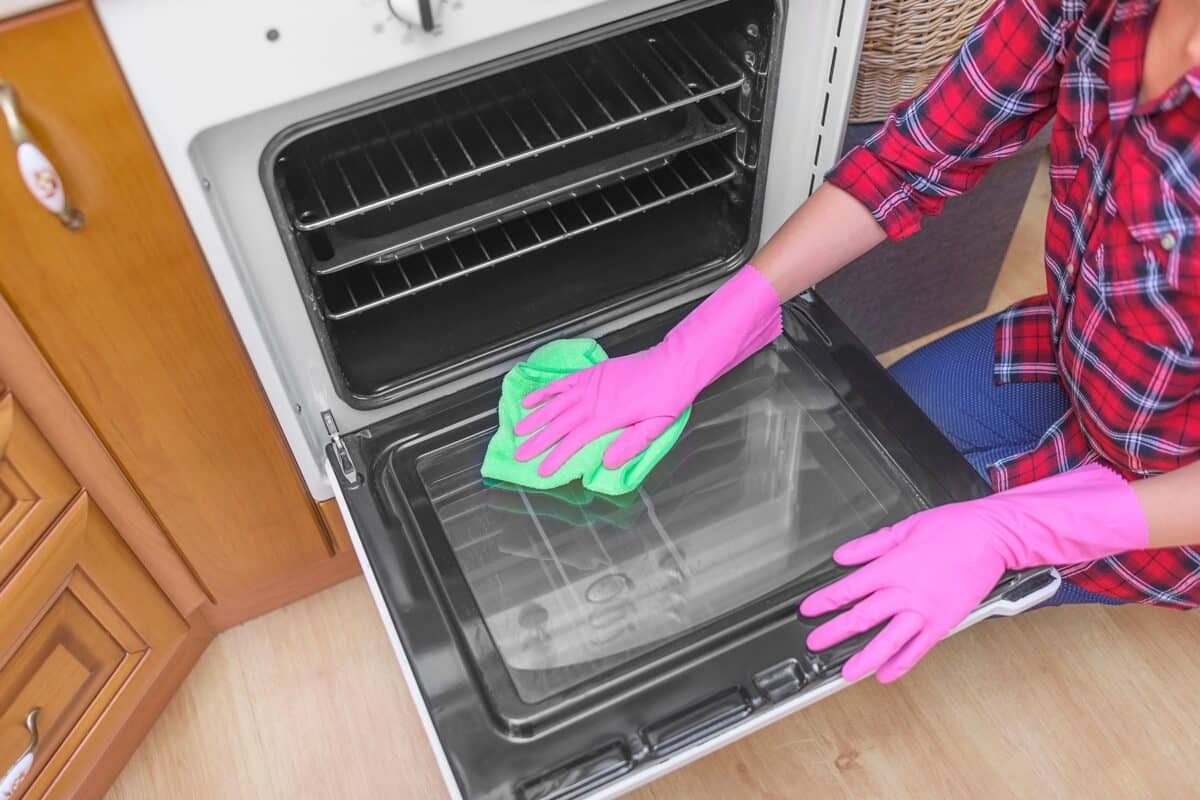 Zabudnite na sódu a ocot: babkin tajomstvo, ako odstrániť najsilnejšie mastné nečistoty z rúry bez namáhavého drhnutia!
