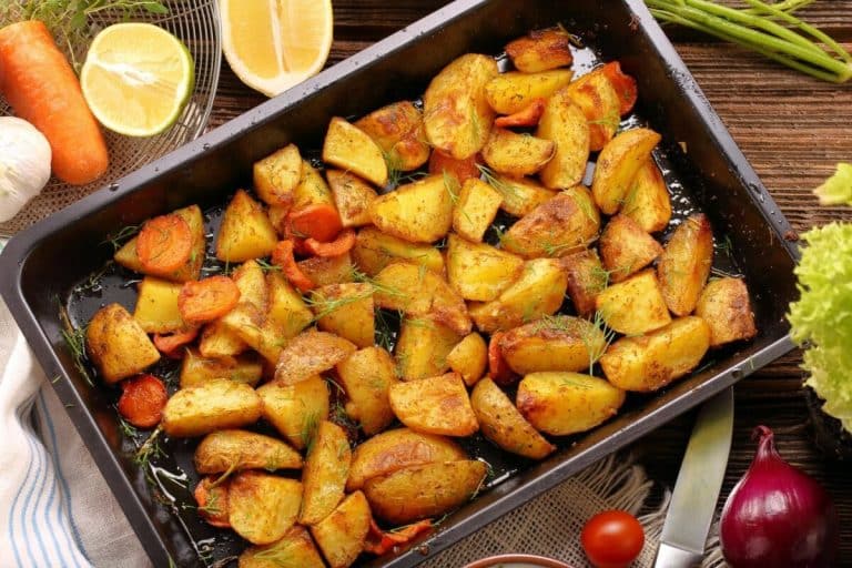 Zmiešam ich a obalím v nich zemiaky. Výsledkom sú zemiaky s neuveriteľne chrumkavou kôrkou a jemným vnútrom.