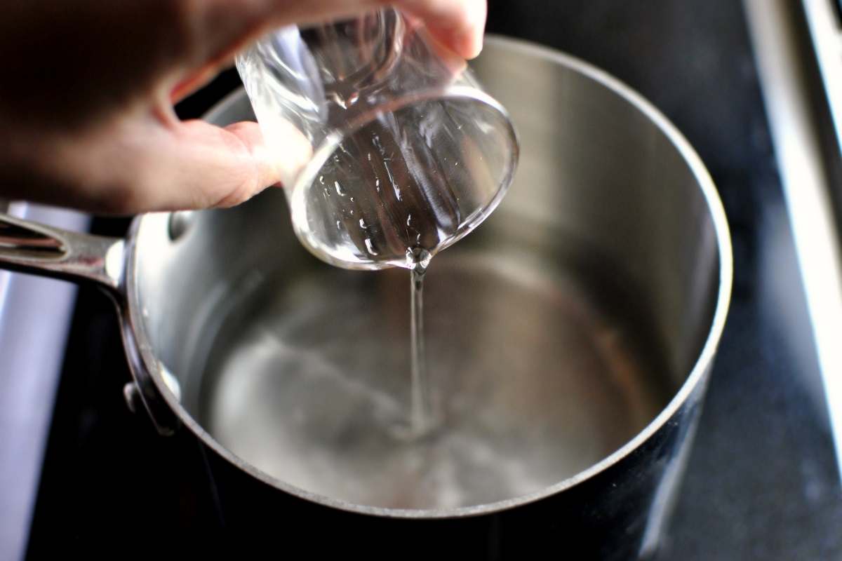 Varenie octu v hrnci: 3 veci v kuchyni, ktoré môžete vyčistiť pomocou tejto metódy