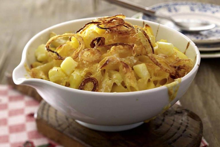 Slovenská uhlírina: tradičné lacné jedlo zo zemiakov, nočiek a údenín.