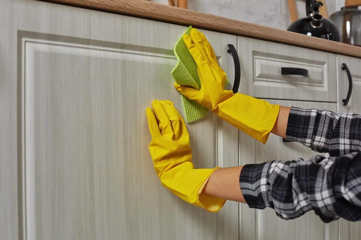 Mastné kuchynské skrinky? Slnko odhaľuje usadeniny, ktoré večer nie sú viditeľné