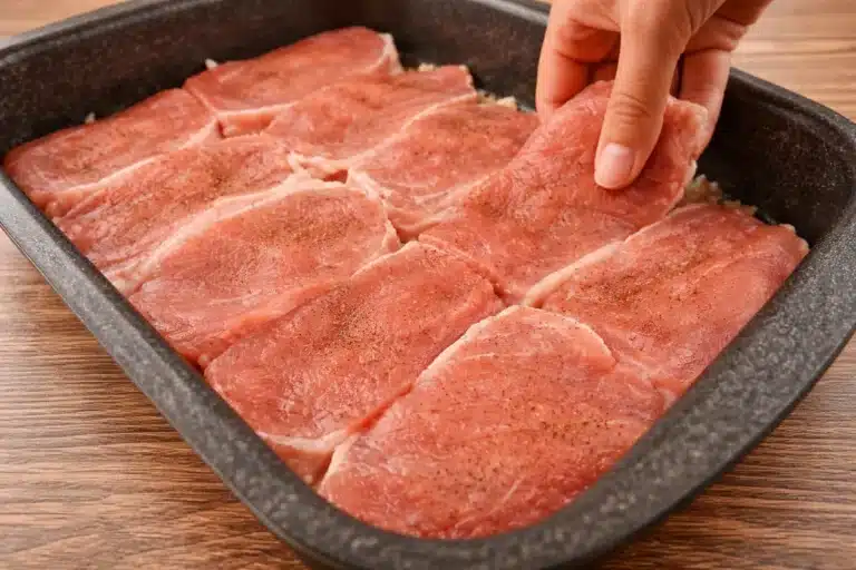 Obed z jednej formy: nastrúhajte zemiaky a položte na ne plátky vyprážanej bravčovej pečene