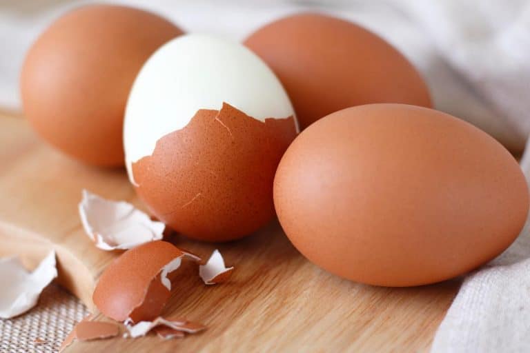 Dajte dva kúsky do hrnca. Škrupina sama skĺzne z vajca