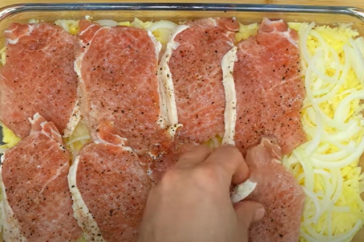 Obed z jednej formy: nastrúhajte zemiaky a položte na ne plátky vyprážanej bravčovej pečene