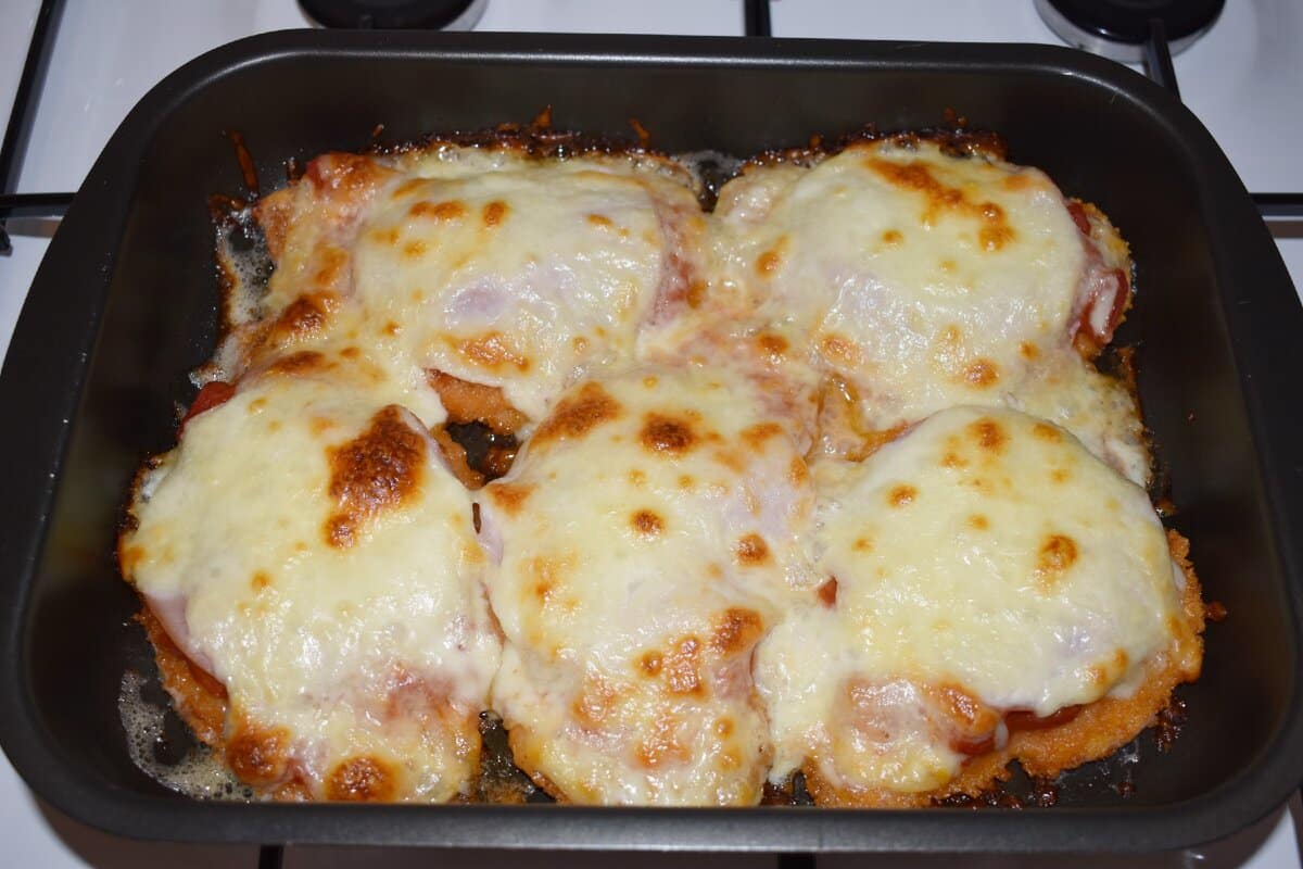 Koniec suchých kuracích pŕs: trik so smotanou a slaninou, ktorý musíte vyskúšať