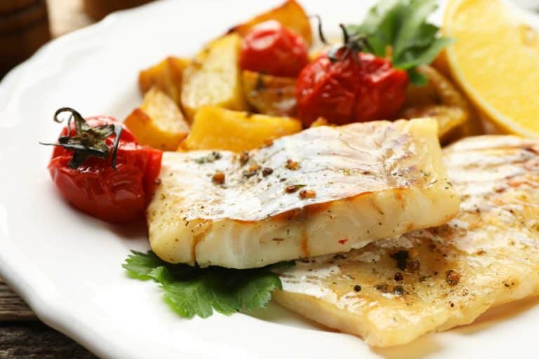 Opečená tmavá treska na masle: paradajky, kapary, pečené zemiaky