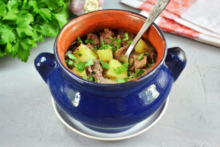 Pripravujem roľnícky hrniec s mäsovou zmesou. Jedno jedlo a celá rodina sa nasýti