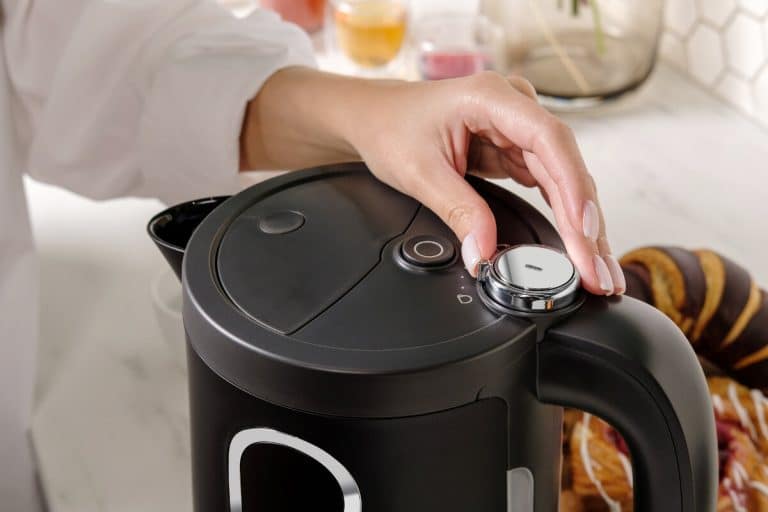 Sú v väčšine domácností. Chemik varuje pred nebezpečenstvom takýchto kanvíc