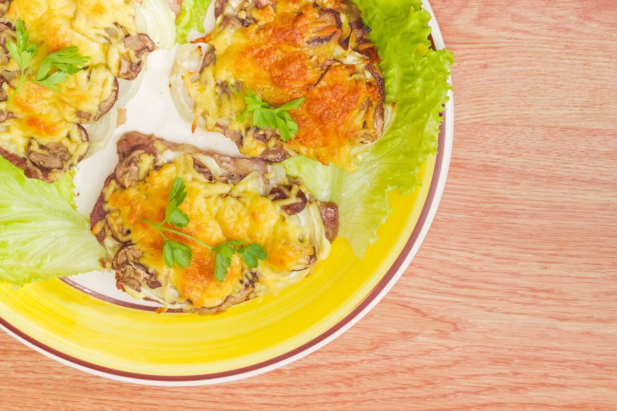 Gorská kotleta – pečená bravčová panenka s hubami a syrom, ako v pube