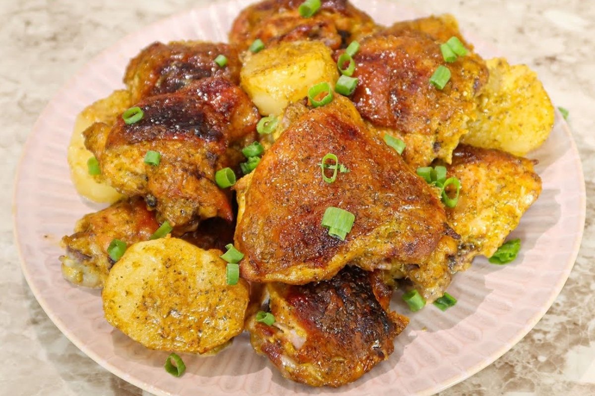 Krk v ceste na zemiakoch so smotanou a su&scaron;en&yacute;mi paradajkami