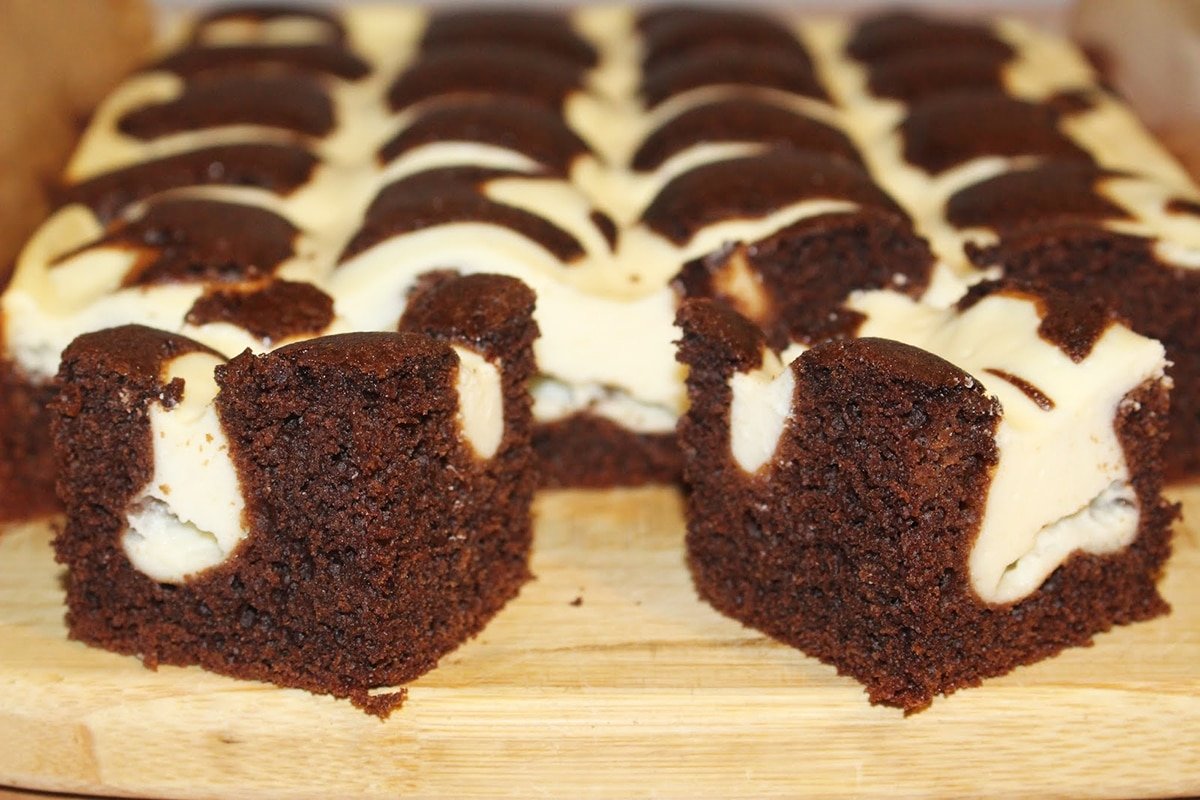 Čierno-biely kol&aacute;č s n&aacute;zvom &bdquo;Strak&aacute;č&ldquo; alebo &bdquo;Stračenka&ldquo;: vrstva tvarohu položen&aacute; na tmavom kakaovom korpuse