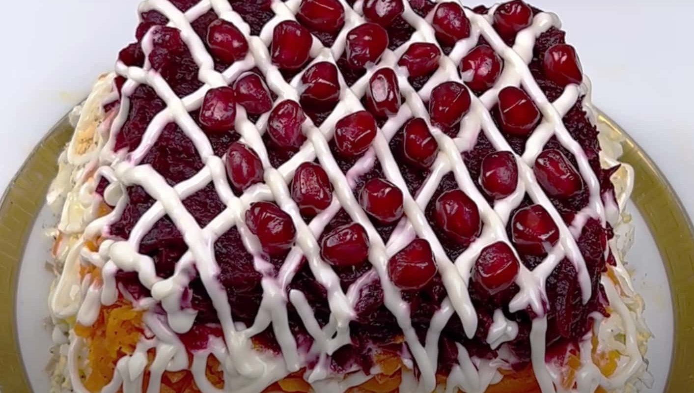 Salát „Hürrem“ – jednoduchý, ale luxusný: 5 chutných vrstiev – a kráľovská večera na 8. marca je hotová