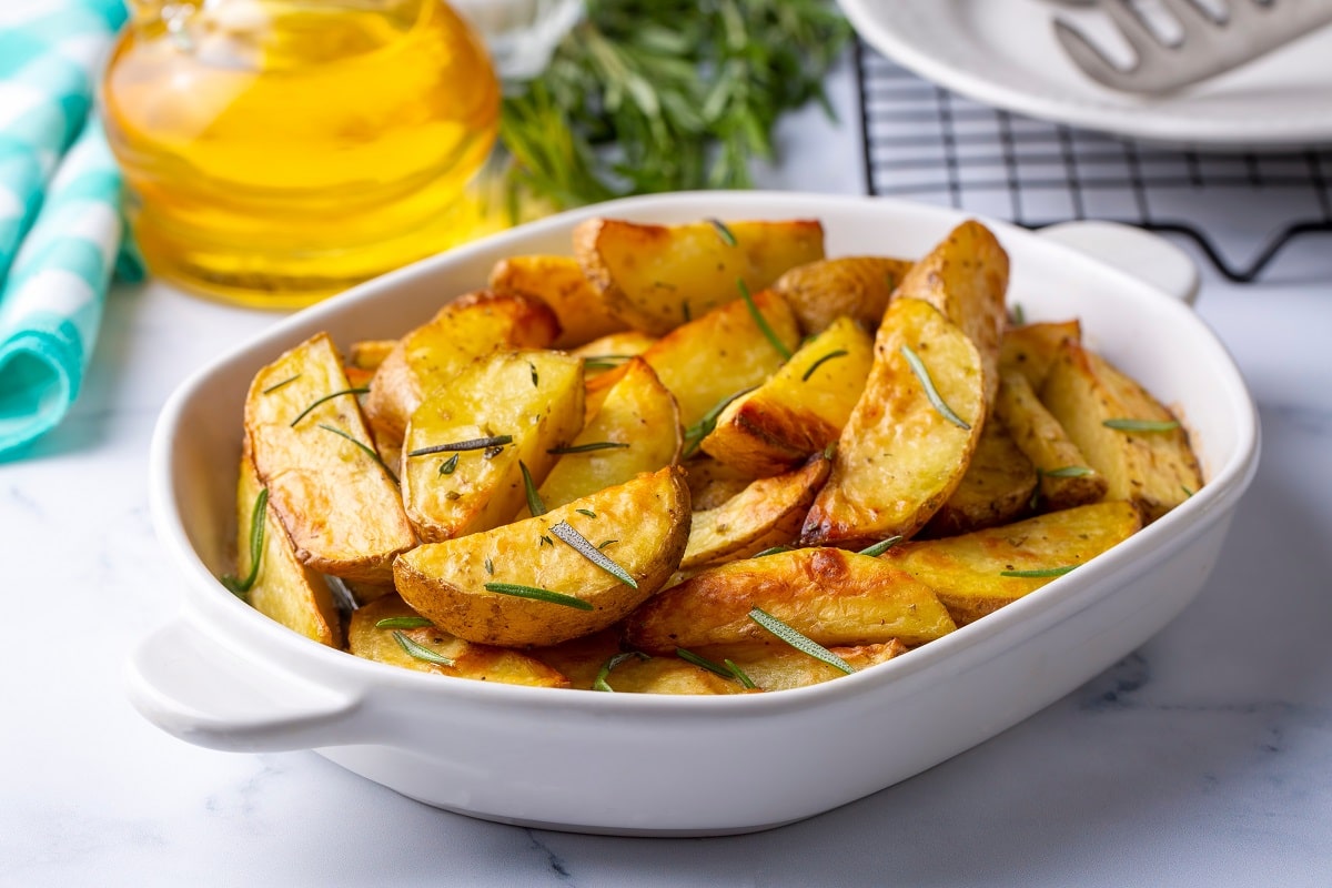 Zmie&scaron;am ich a obal&iacute;m v nich zemiaky. V&yacute;sledkom s&uacute; zemiaky s neuveriteľne chrumkavou k&ocirc;rkou a jemn&yacute;m vn&uacute;trom.